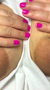 Vnadná MILF masturbuje, sladké sténání při tření kundičky a hraní s tvrdými bradavkami, stříkání tak tvrdě