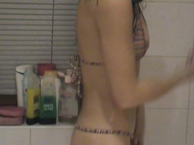 Wet Moments: Di kamar mandi