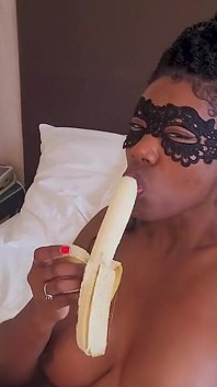 Deepthroat Sensual Ashanty dengan pisang - nakal & belum dipotong