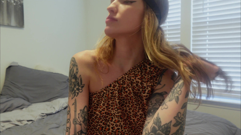 Kink in Time: Sutton's Primal Cavegirl Giantess Dominans 4K POV Krympande Fantasi väntar!