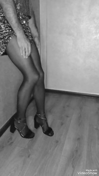 Señora camina en vestido brillante