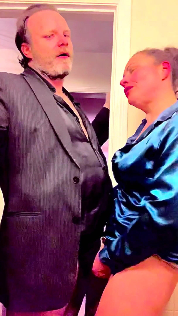 Satin Fetish King: Italiaanse milf in groene Italiaanse zijden blouse zuigen en neuken