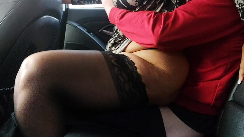 Step Mommy: La matrigna arrapata in calze cavalca il figliastro in macchina