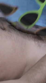 Jouer avec un maillot de bain frais