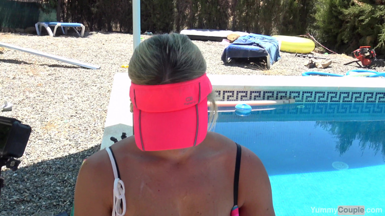 Yummy Couple: Sexe au bord de la piscine et douche de sperme