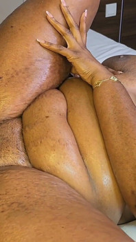 Mama vitregă milf de 60 de ani distrusă de o pulă uriașă fiul vitreg bisexual
