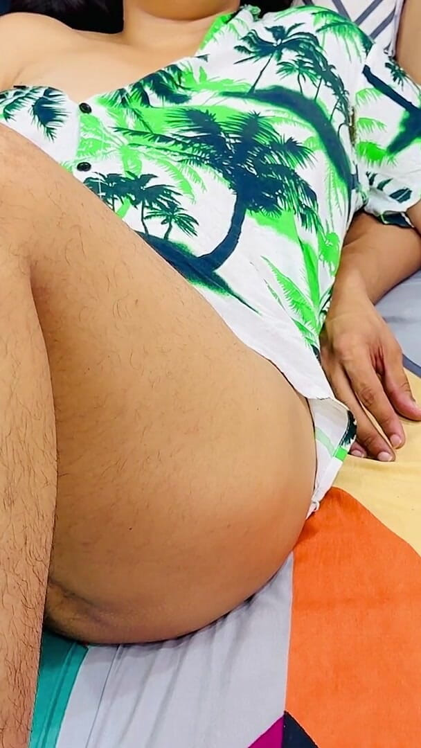 Hornycouple149: Zajęta przyrodnia siostra pomaga jej przyrodniemu bratu erekcji