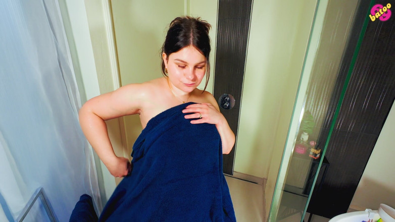 beauty_and_the_other_one: Calda miLF fa pipì e si masturba davanti alla doccia...