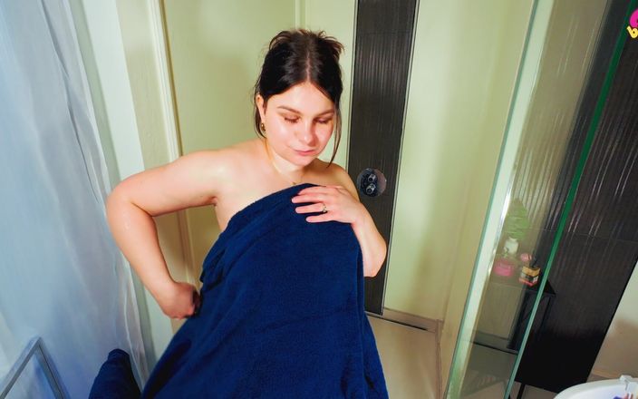 beauty_and_the_other_one: Une MILF sexy pisse et se masturbe sous la douche...