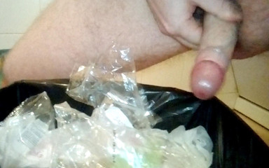 Sex hub male: John chčije a stříká do koše