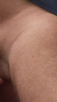 Dünne brünette MILf wird hart gefickt, nachdem sie ihren blowjob im gloryhole gegeben hatte
