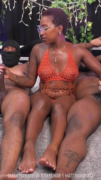 Faye Noir Double ręczna robota i footjob