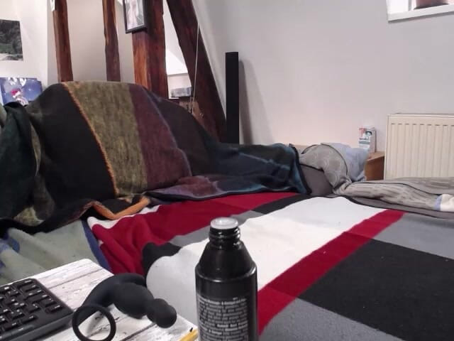 Alex Butt: Alex prova il suo nuovo giocattolo culo e viene Pesantemente