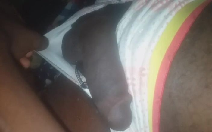 Badman4606: 彼が自分の部屋で自慰行為をしているところを捕まえました。