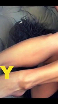Je favoriete roodharige plaagt jou en je vriendin met een striptease