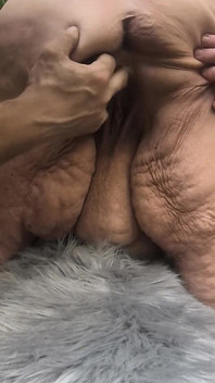 나는 그 나무에 쪼이는 젖은 보지 엄마를 먹을 수 있습니까? 음란한 창녀는 내가 너의 더러운 손에 사정할 수 있는 한 네가 할 수 있는 섹스라고 대답해?