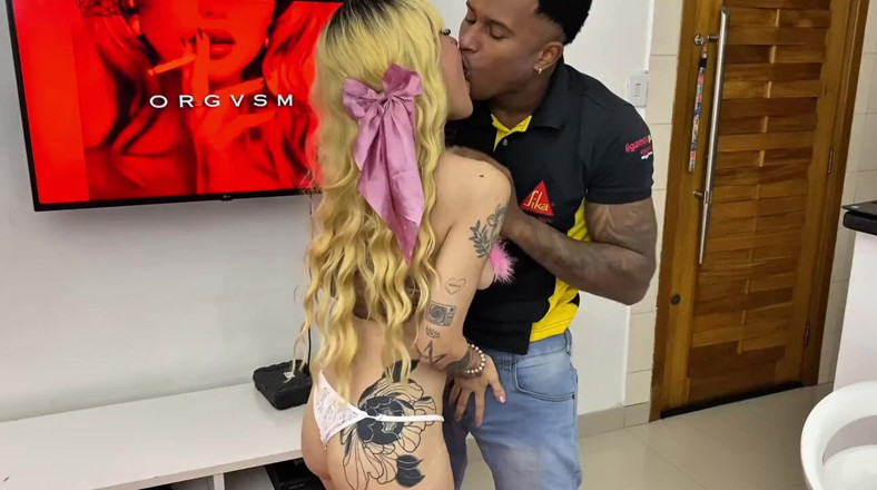Mariamorangoh: The black guy went to fix my intercom and fucked...
