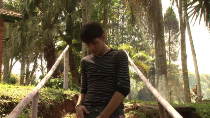 Male Dream: Il ragazzo latino se lo accarezza al sole