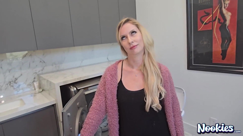 Nookies: Extra speciální creampie nevlastních milfek