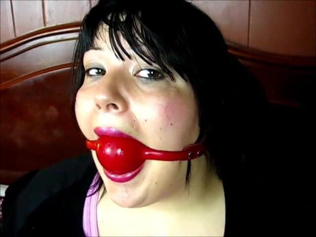 Selfgags classic: सौतेली मम्मी के बॉलगैग ने मुझे अपने आप पर टपका दिया!