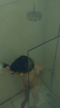 Primo video di masturbazione anale per una teen paffuta e timida
