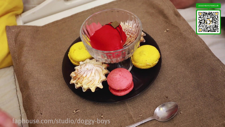 Doggy boys: Chlapec sající ptáka Leo Alfano dostane velké překvapení od svého...