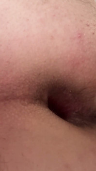 Tours de femboy en bas résille à gros godemichet
