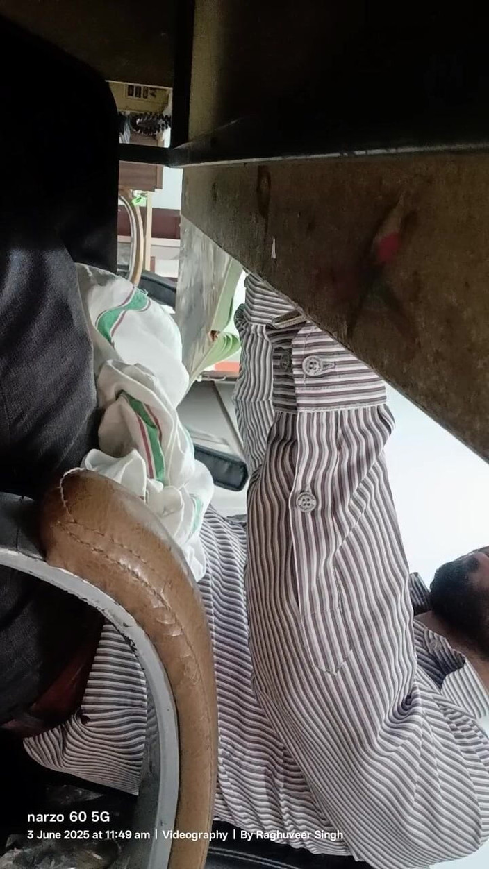 Rajasthani-old-lover: Il patrigno indiano si gode la masturbazione in ufficio