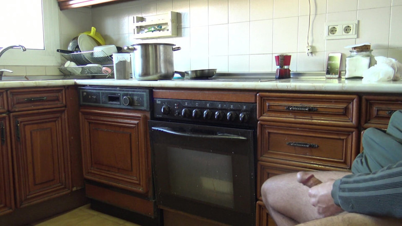 Stepmom Susan: Одягнені жінки, голі чоловіки - збуджена мамка ковтає його сперму після мастурбації