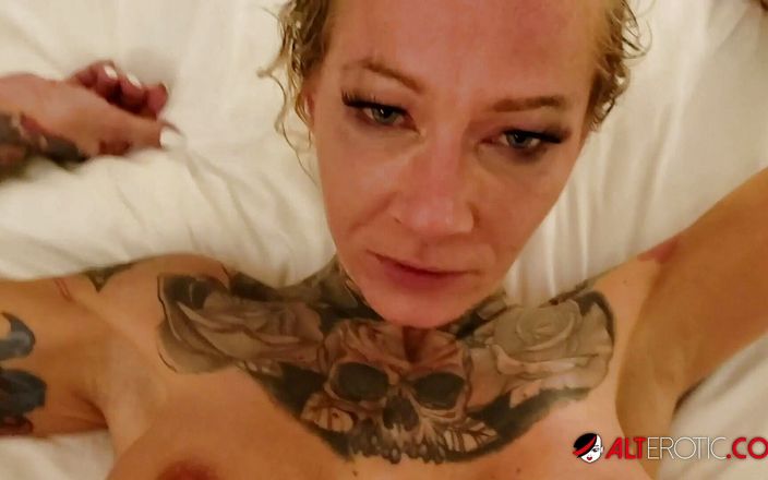Alt Erotic: Tatuada sexy Amanda Doll follada por el culo