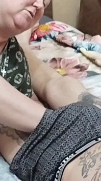 Ich lutsche den schwanz meines schwiegersohns und sehe zu, wie er kommt