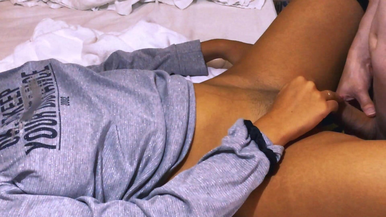 Ellie pink: Starší nevlastní bratr a přítel jeho nevlastní sestry.