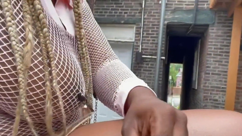 Super sexy ebony cuties: Giro in abito a rete scopando la mia figa su...