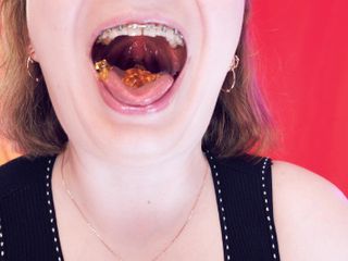 Arya Grander: Asmr che mangia orsi gelatinosi con bretelle di Arya Grander
