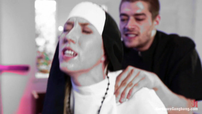 Hardcore Gangbang by Kink: petite blondin lever ut fantasi: nunna gruppknullad av 5 präster i...