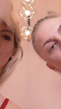 POV Spittoon für junge arrogante blonde göttinnen.