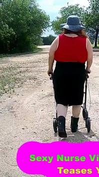 Сексуальна медсестра Вікі заходить у парк, засвіт і дражнить вас