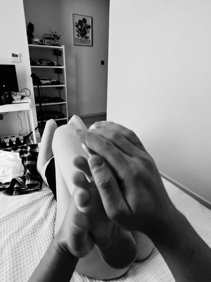 Alina Rai: Nevlastní syn masíruje nohy své nevlastní matky