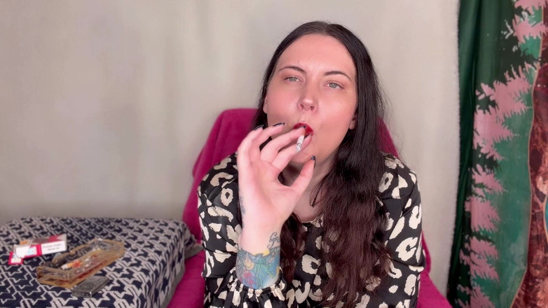 MissFFW: Miss Ffw fuma en un vestido veraniego