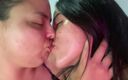 Zoe &amp; Melissa: Tiefe küsse mit lesbischer zunge
