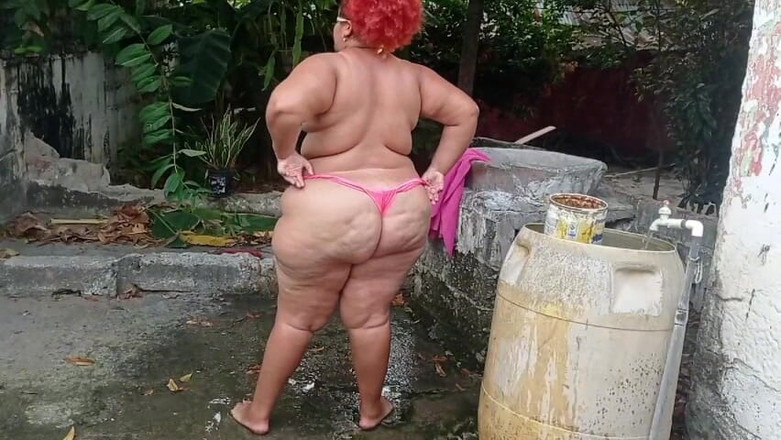 Gordita Culo Rico: Moje děvka nevlastní matka se sprchuje na terase