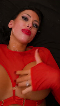 Evelyna se fait tremper de sperme dans un gangbang implacable