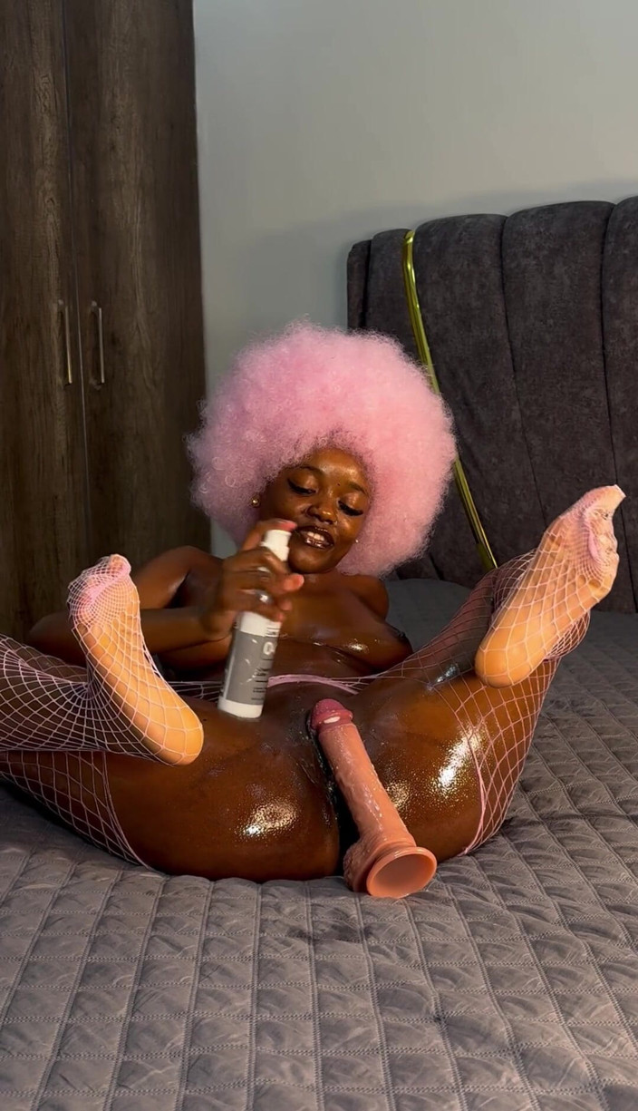 SEXXY-DAISY: Dívka v růžové miluje nějaký orgasmus
