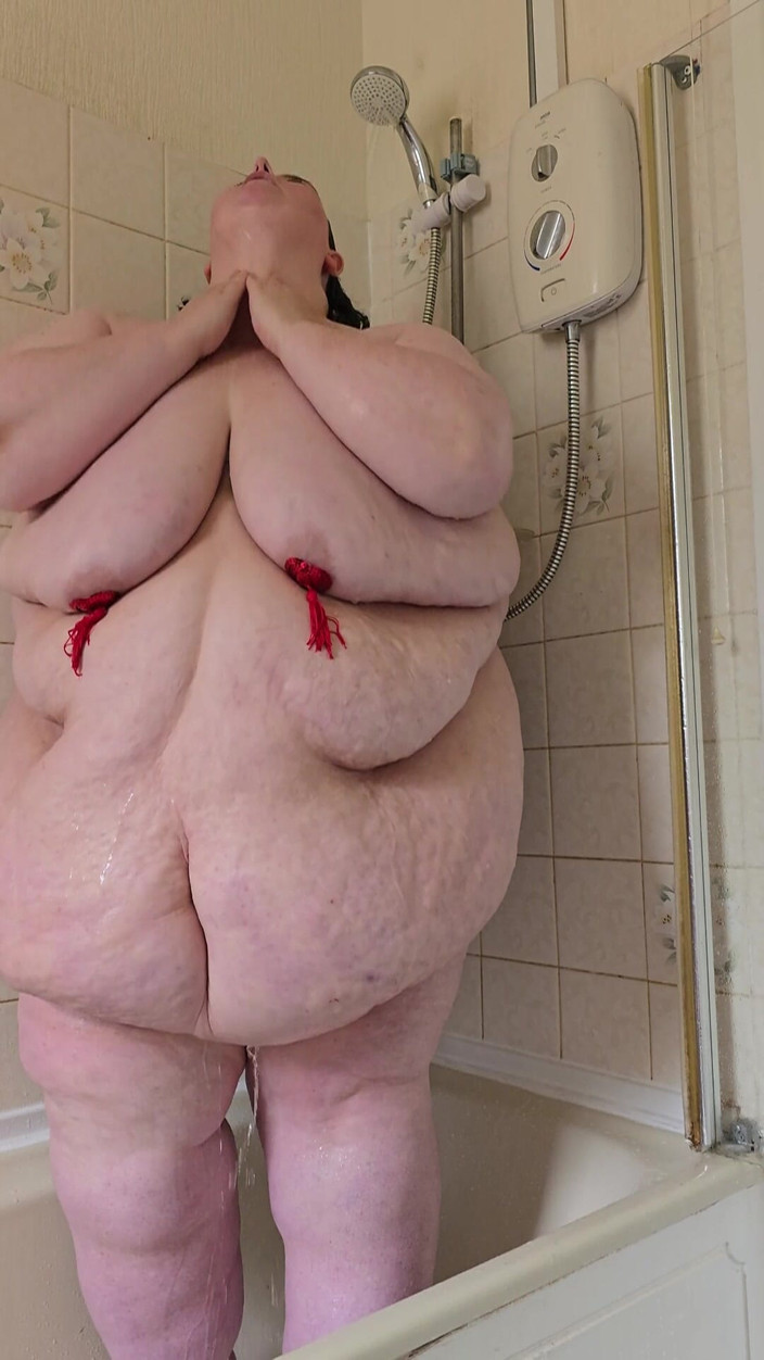 SSBBWLadyBrads: SSBBW sensuale in doccia capezzoli tassles