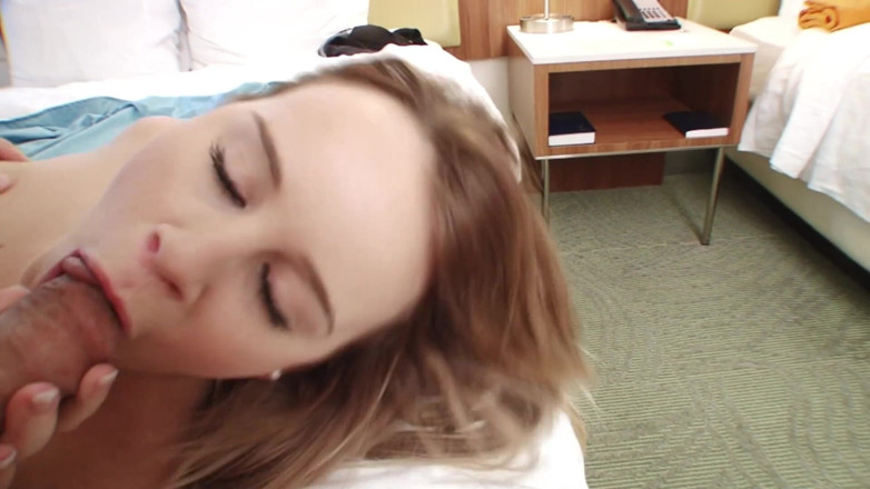 Leon Lambert Girls Twerk Parties CFNM: Blonde tiener zuigt een harde pik en wordt op haar...