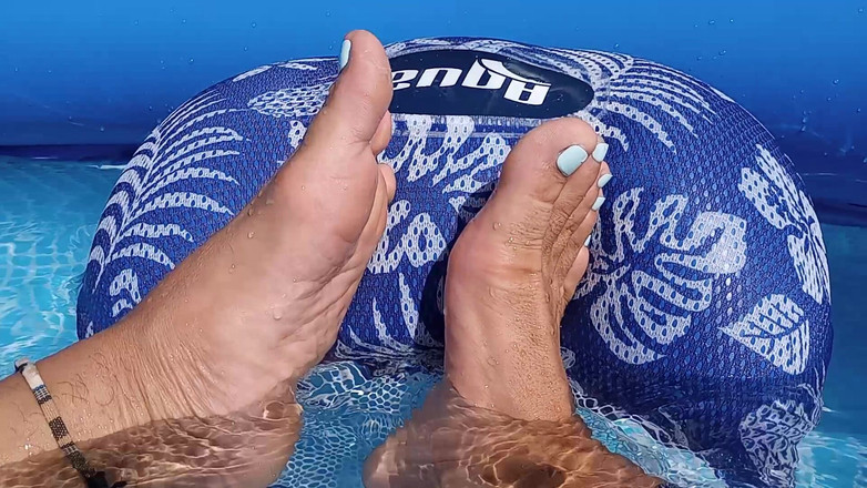 Midsouth Foot Fetish: J’exhibe mes pieds mouillés dans la piscine