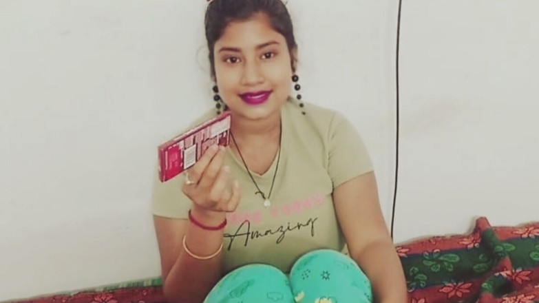 SexyPayel: Mi-am sedus sora vitregă oferindu-i ciocolată, apoi am futut-o și am...