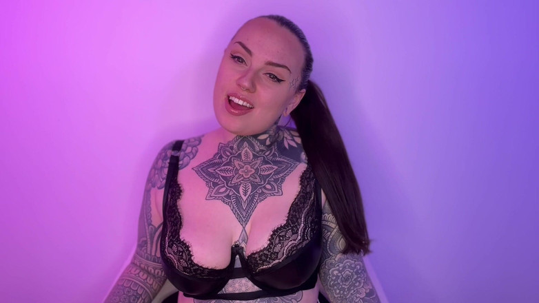 Miss Valentina: Pengenalan Findom