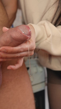 La belle-mère se masturbe et suce la bite du beau-fils dans la cuisine