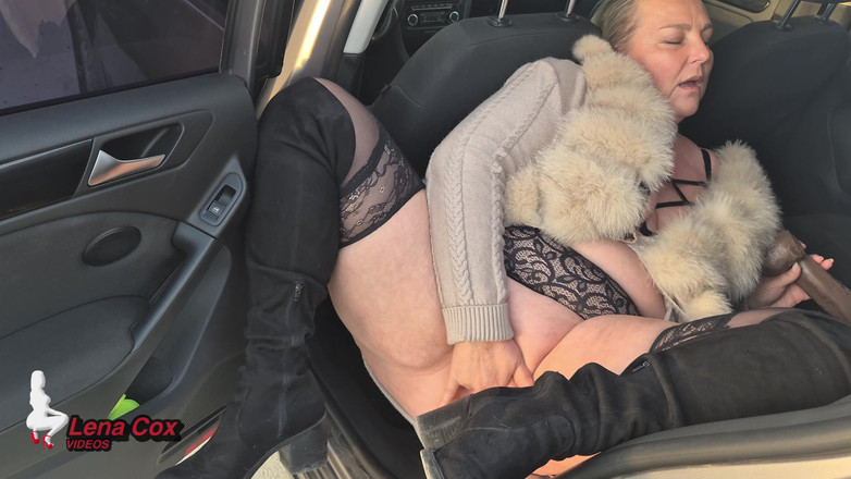 Lena Cox: Nadržená manželka zlobí na silnici